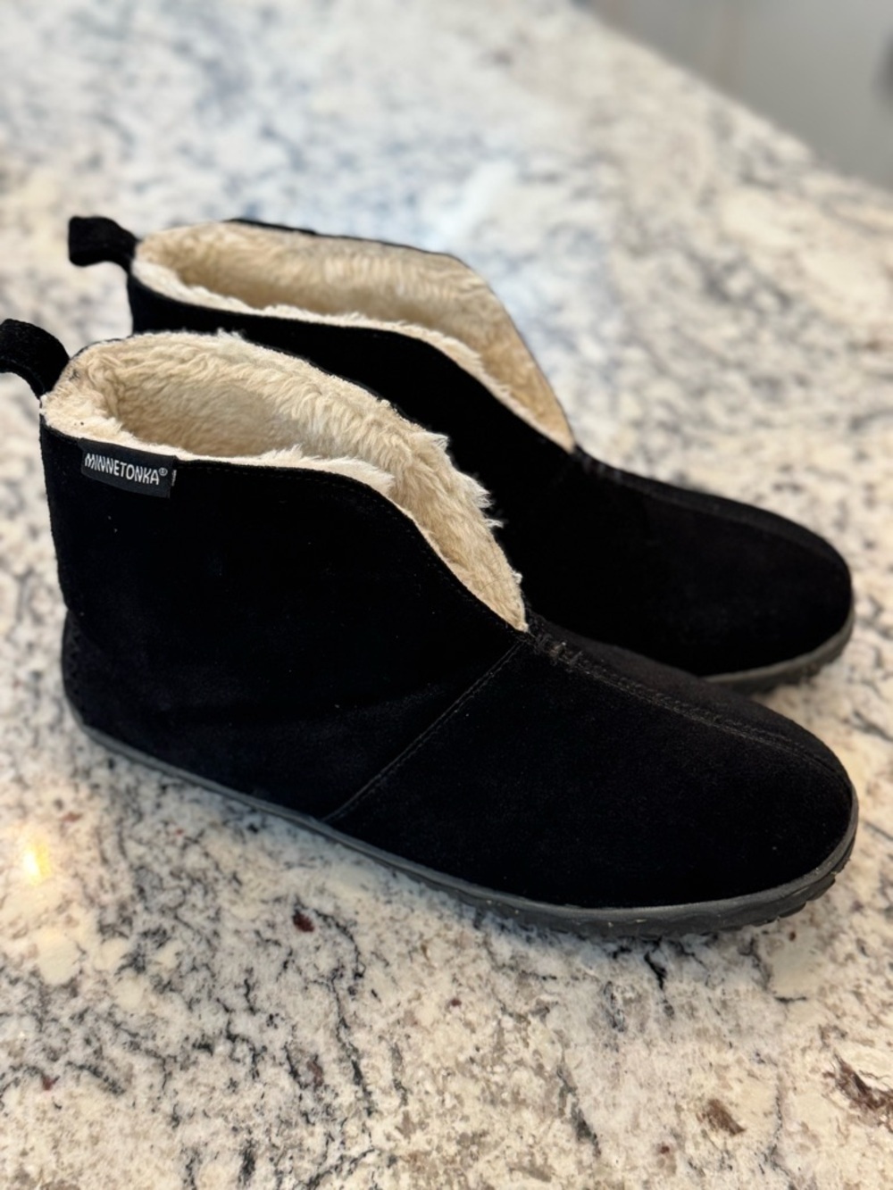 Minnetonka Black Leather Ankle Boots Faux Fur Lined Cozy Slip-On Size 11 - Picture 2 of 7